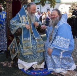 Зліва направо: голова УПЦ (Московського патріархату) митрополит Онуфрій (Березовський) і намісник Києво-Печерської лаври митрополит УПЦ (МП) Павло (Лебідь). Київ, 28 серпня 2016 року