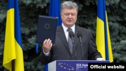 Президент України Петро Порошенко демонструє повністю ратифіковану Угоду про асоціацію з Євросоюзом. Після виходу Великої Британії з ЄС Києву та Лондону доведеться розробляти аналогічний документ