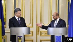 Президент України Петро Порошенко (ліворуч) та президент Європарламенту Мартін Шульц під час зустрічі у Києві. 3 липня 2015 року