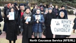 Матери похищенных силовиками на митинге в Махачкале, февраль 2013 года. Почти всех этих женщин также поддерживал "Мемориал"