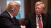 Donald Trump (solda) və John Bolton 