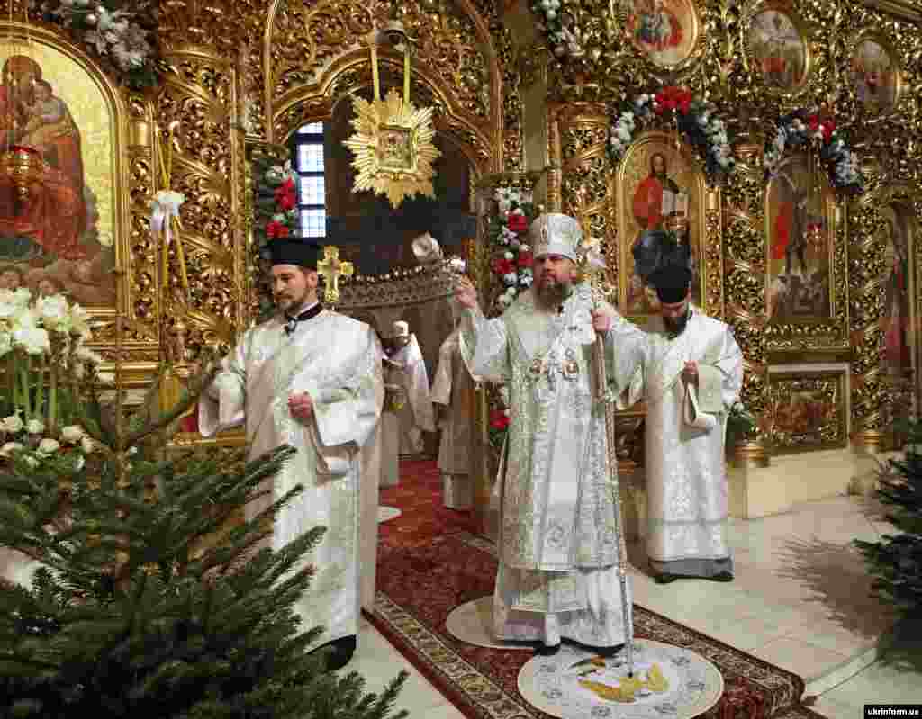 Предстоятель Православной церкви Украины (ПЦУ) митрополит Епифаний (в центре) во время рождественской литургии по случаю Рождества Христова в Свято-Михайловском Златоверхом соборе. Киев, 7 января 2021 года