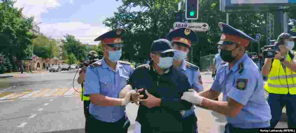 Полиция Абай ескерткіші маңына келген бірнеше адамды ұстап әкетті. Полиция көлікке күштеп салғандардың бірі &quot;Назарбаев жүйесі құриды!&quot;, &quot;Қазақстан, алға!&quot; деп айқайлады.