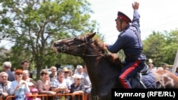 Членам военно-патриотического клуба "Пернач" рассказывают о роли казачества в регионе