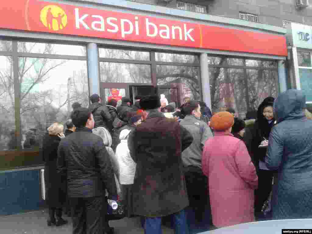 Қаңтар айында елдегі үш банк - &quot;Альянс банк&quot;, Kaspi Bank және &quot;ЦентрКредит банктің&quot; &quot;банкротқа ұшырағаны&quot; туралы қауесет тарап, жүздеген адам банктегі салымдарын қайтарып ала бастады. Соның салдарынан банктер ондаған миллиард теңге шығын көрген. Оқиғаға байланысты Дархан Сәбденов есімді азамат айыпты деп танылып, 20 күнге қамалды, мүліктері тәркіленді. Елде &quot;сыбыс таратуға&quot; қатысты жауапкершілік күшейтілді. &nbsp;