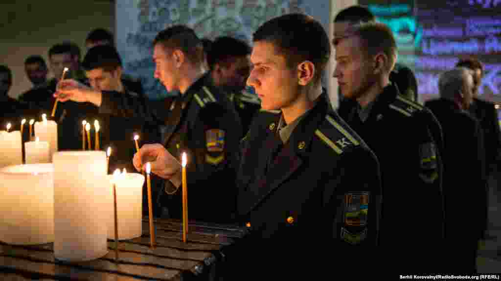 Курсанти Національної академії Служби безпеки України та всі учасники вечора покладають свічки та встановлюють їх на Вівтар пам&rsquo;яті