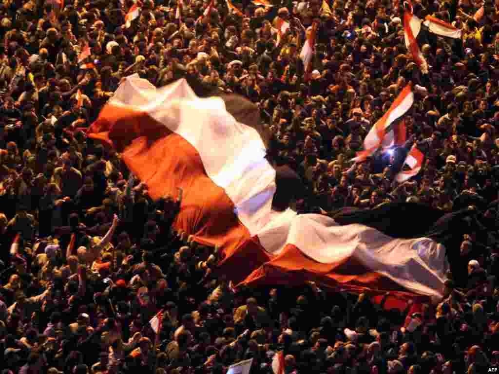 Təhrir Meydanı, 11 fevral 2011. Mubarak&#39;ın istefasını elan etməsindən dərhal sonra meydanın reaksiyası.