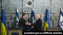 Президент України Петро Порошенко (ліворуч) та президент Ізраїлю Реувен Рівлін. 22 грудня 2015 року