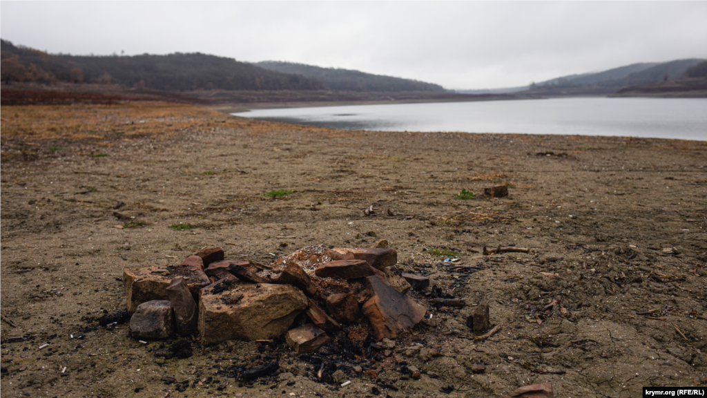 Падіння рівня води у водосховищі змушує охочих відпочити на березі підбиратися ближче до води. Сліди від багать тепер можна побачити навіть на дні водойми