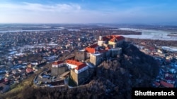 Замок Паланок (Мукачівський замок) у закарпатському місті Мукачеві. Унікальний зразок середньовічної фортифікаційної архітектури, з поєднанням різних стилів. Одна з найцінніших історичних і воєнно-архітектурних пам’яток Закарпаття XIV–XVII століть