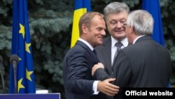 Зліва направо: президент Європейської ради Дональд Туск, президент України Петро Порошенко та президент Єврокомісії Жан-Клод Юнкер на спільній прес-конференції після саміту «Україна – ЄС» у Києві 13 липня 2017 року 