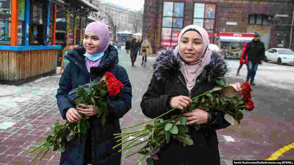 Непокритими залишають обличчя, кисті рук і ноги нижче щиколоток