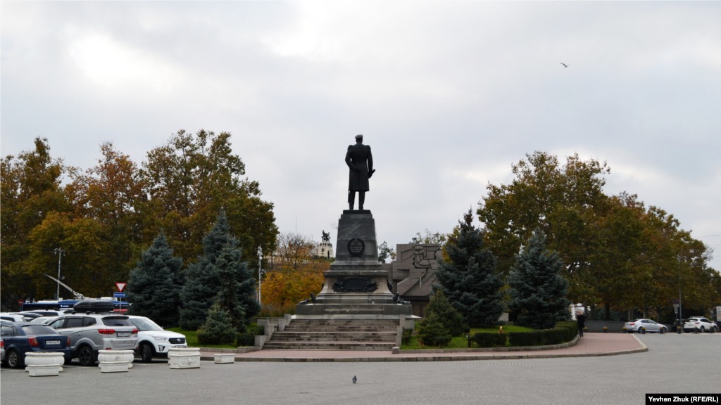 Флотоводець адмірал Павло Степанович Нахімов &laquo;дивиться&raquo; в похмуре зимове небо &nbsp;