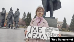 Елена Тардасова-Юн, пикет в поддержку Седы Сулеймановой в Новосибирске. Фото: телеграм-канал "Где Седа?"