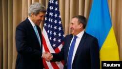 Керівники зовнішньополітичних відомств України та США, Андрій Дещиця (праворуч) і Джон Керрі, 17 квітня 2014 року