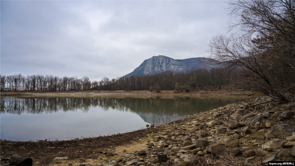 Водойма помітно зміліла, оголивши кам&#39;янисті дно і береги