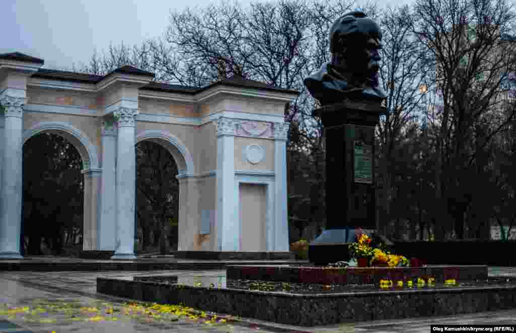 Люди розповіли, що днем букетів було більше, але потім прийшли вандали.