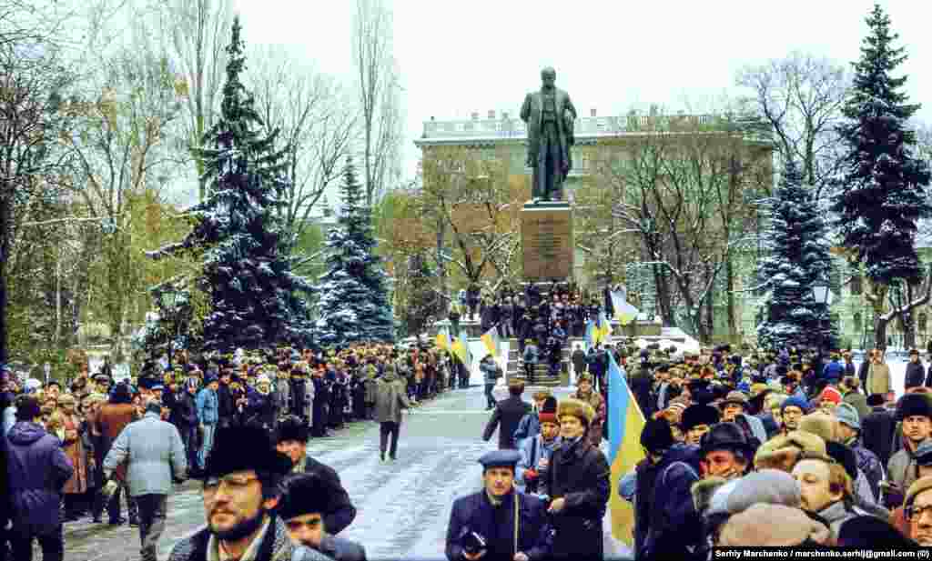 Біля пам&#39;ятника Тарасові Шевченку навпроти КНУ