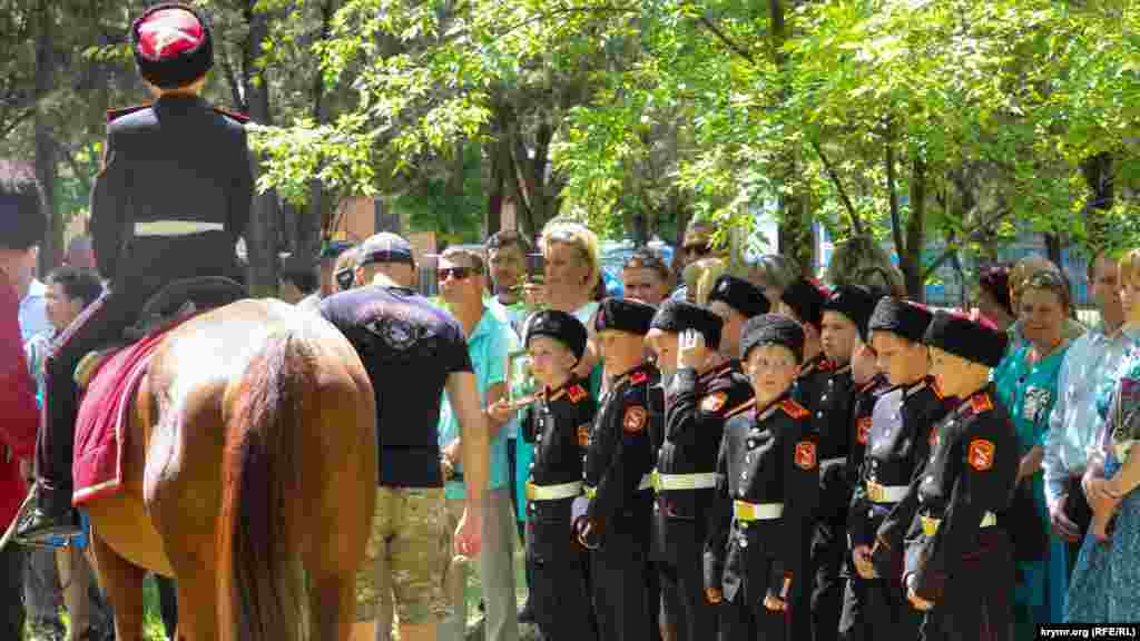 Діти чекають, коли прийде час їхньої ініціації