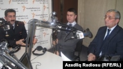 AzadlıqRadiosunun Bakı Bürosunda studiyada İsgəndər Həmidov (sağda), Fariz Namazlı (ortada) və Kamran Əliyev (solda)