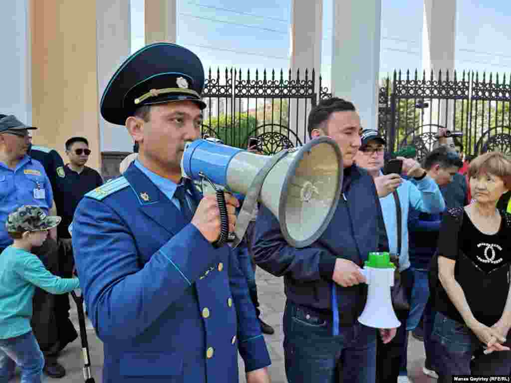 Прокурор жиналғандарға ескерту жасап, таратуға тырысты. Алматы, 1 мамыр 2019 жыл.&nbsp;