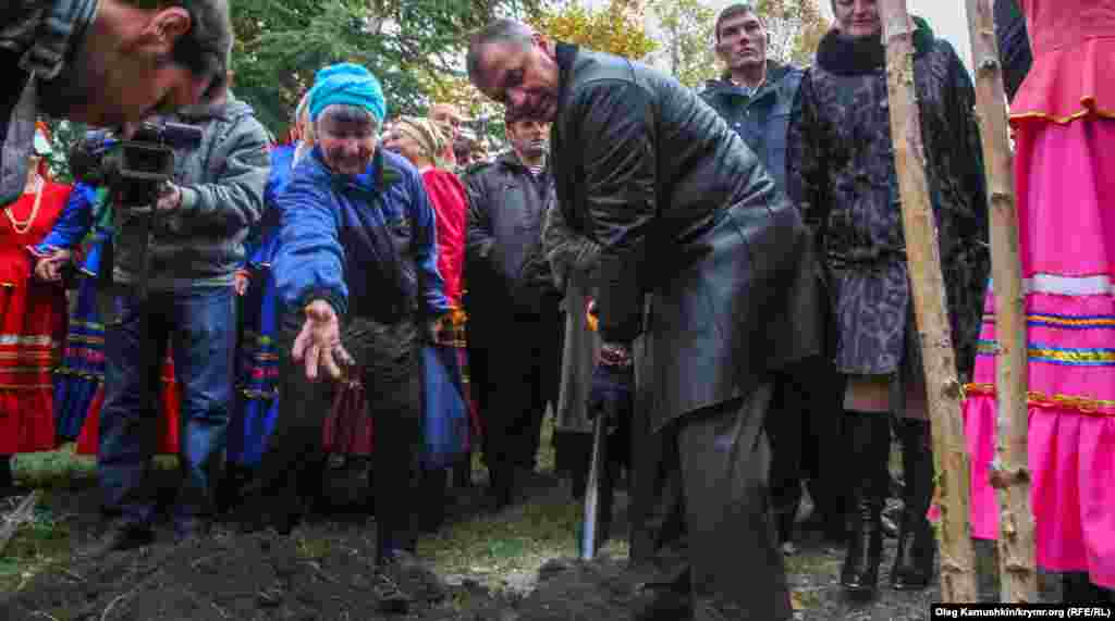 Після виступу &laquo;перші особи&raquo; Криму відправилися висаджувати алею в сквері імені Радонезького неподалік від парламенту 