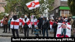 Під час акції пам'яті Романа Бондаренка, який помер після того, як був побитий в Мінську особами в масках. Протестувальники зібралися біля посольства Білорусі в Україні. Киев, 12 ноября 2020 року