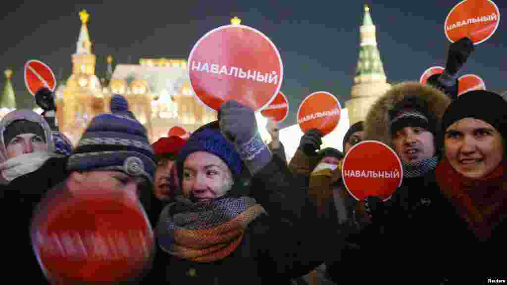 Протягом усього вже другого путінського десятиліття в Росії наростав протестний рух. Його головним обличчям став Олексій Навальний, засновник Фонду боротьби з корупцією, створеного спеціально для викриття кримінальної активності високопоставлених російських чиновників і силовиків. Навального неодноразово заарештовували за несанкціоновані мітинги і намагалися завести на нього кримінальні справи (справи &laquo;Ів Роше&raquo; і &laquo;Кіровлісу&raquo;), але відправити його до в&#39;язниці російська влада так і не наважилася