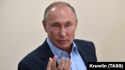 Владимир Путин во время рабочей поездки в Дагестан в 2019 году