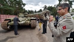 Военные атташе иностранных посольств в Киеве осматривают российский танк, отбитый у сепаратистов