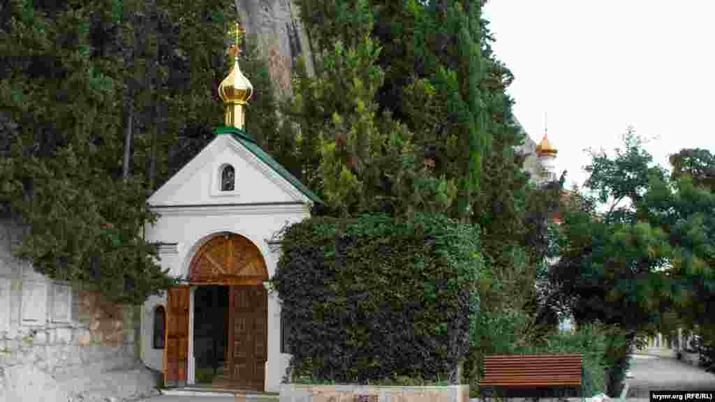 Печерні храми об&#39;єднані загальним входом зі сходами, що ведуть до загального коридору