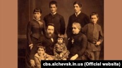 Родина Алчевських: у центрі – Олексій Алчевський (1835–1901), Христина Алчевська (1841–1920); зліва направо – Іван (сидить), Ганна, Григорій, Дмитро, Микола; на колінах – наймолодша дочка Христя. Фото 1880-х років