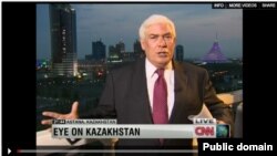 CNN телеарнасының жүргізушісі "Қазақстанға көз тігу" хабарын жүргізіп тұр.