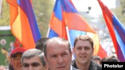 Müxalifət lideri Levon Ter-Petrosyan Yerevanda mitinqdə, 1 may 2009