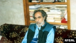 Elçibəy Kələkidə iş otağında, 1996-cı ilin yayı