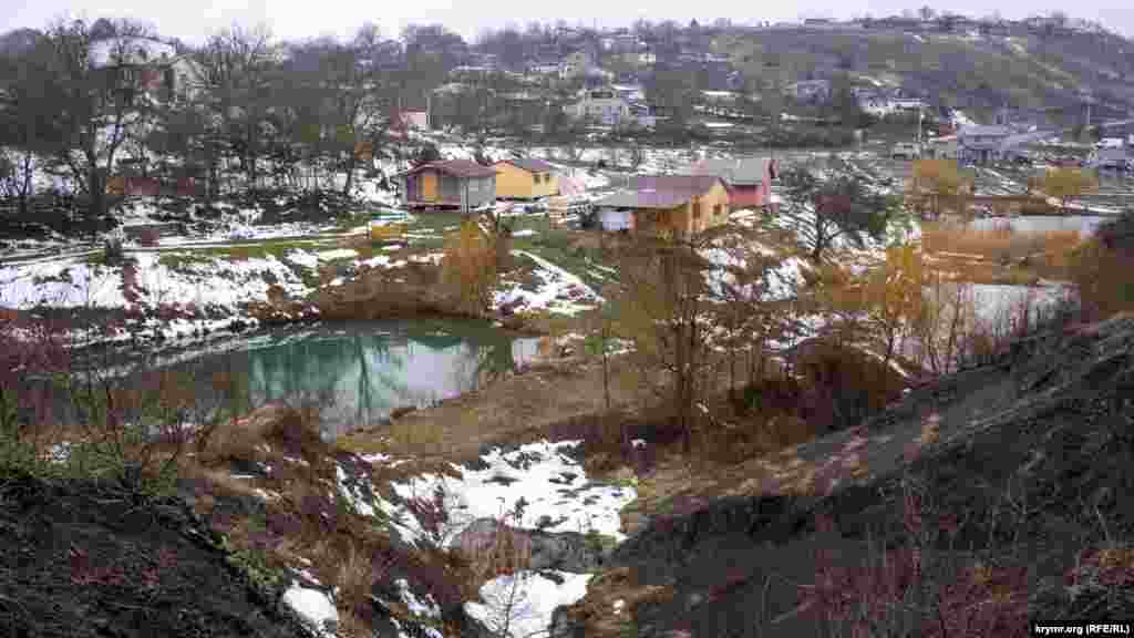 Вода з нього яром збігає в балку, де розташований каскад озер, на березі яких з&#39;являються нові садиби