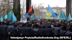 Мітинг біля кримського уряду в Сімферополі. 26 лютого 2014 року