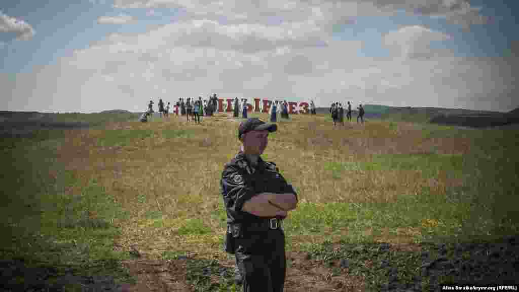 Гості й учасники свята пішли фотографуватися до напису &laquo;Хидирлез&raquo; за межу поліцейського оточення