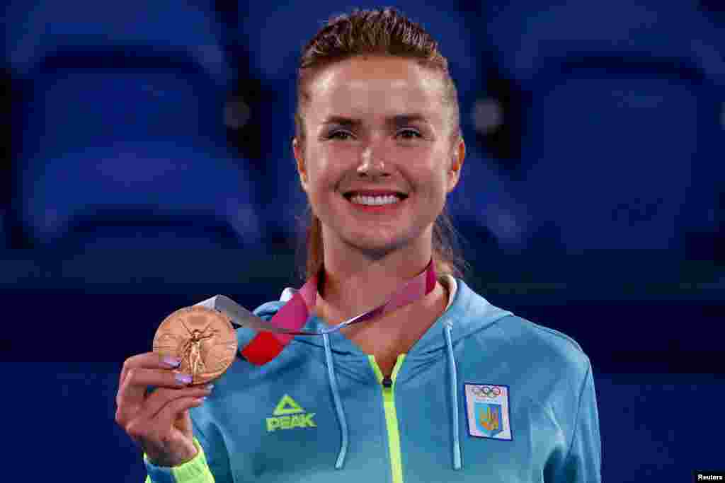 Еліна Світоліна позує з першою в історії незалежної України олімпійською медаллю.Токіо, 31 липня 2021 року