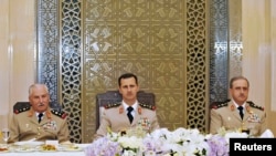 Suriya prezidenti Bashar al-Assad hərbiçilərlə birlikdə