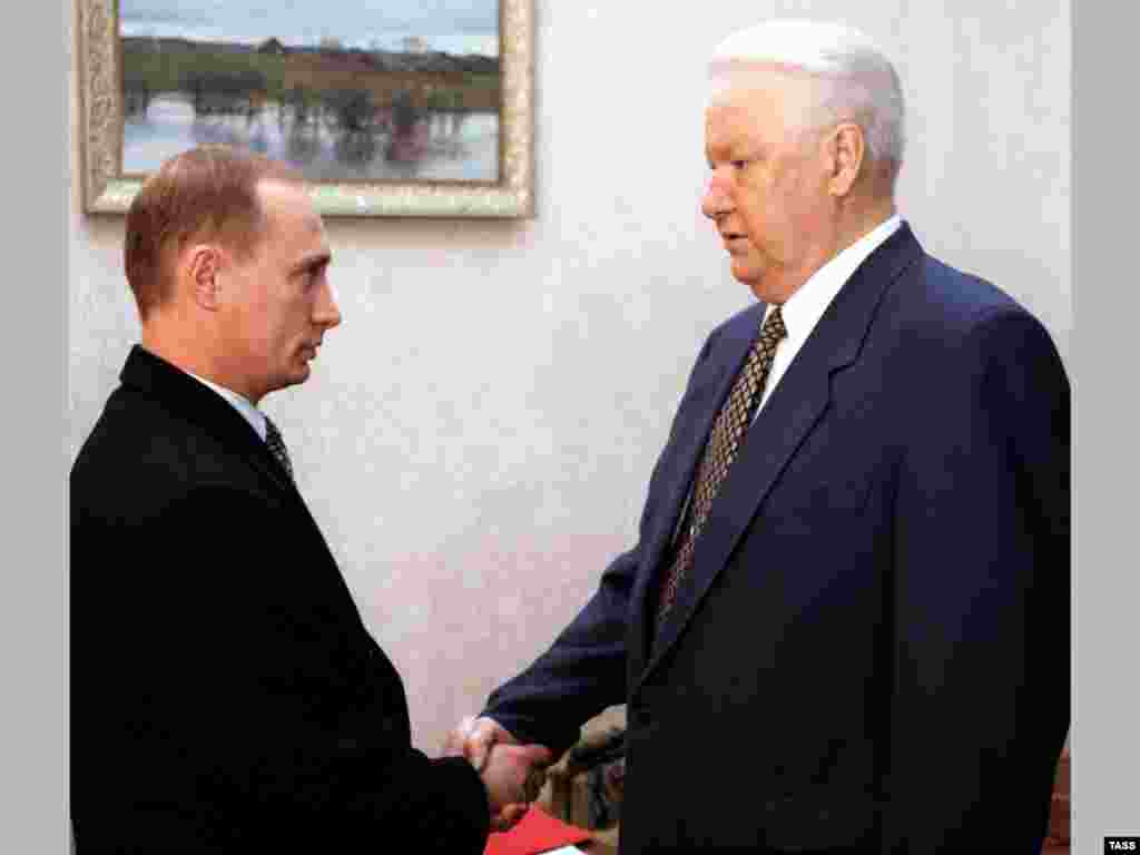 1998-ci ilin noyabrında prezident Boris Yeltsin Putinin Federal Təhl&uuml;kəsizlik Xidmətinin rəhbəri təyin edərkən Qorki iqamətgahında onunla g&ouml;r&uuml;ş&uuml;r.&nbsp;