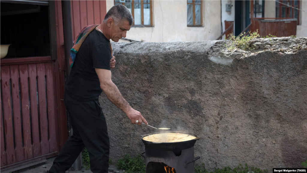 Місцевий житель готує плов у Старому місті