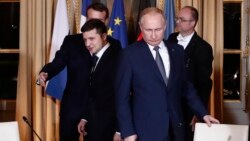 Президент Росії Володимир Путін та президент України Володимир Зеленський (ліворуч) прибули на робочу зустріч під час «нормандського саміту». Париж, Франція, 9 грудня 2019 року