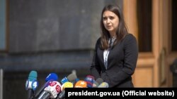 Речниця президента України Юлія Мендель перед будівлею Офісу президента. Київ, 3 червня 2019 року