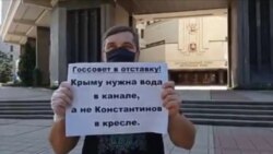 Сергій Акімов на одиночному пікеті в Сімферополі у вересні 2020 року