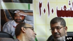 Mohammed Mursi (sağda)