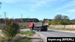 КамАЗ із будівельними відходами завертає з Монастирського шосе в Юхаріну балку