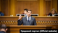 Радіо Свобода зібрало перші реакції на заяву про відставку глави уряду