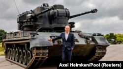 Almaniya kansleri Olaf Şolts Ukrayna hərbçilərinin təlim keçdiyi Oldenburqda Flakpanzer Gepard tankının qarşısında 