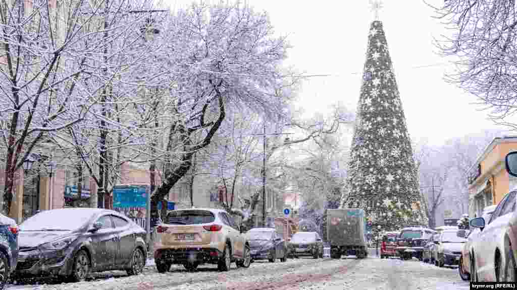 Головну новорічну ялинку Сімферополя ще не прибрали